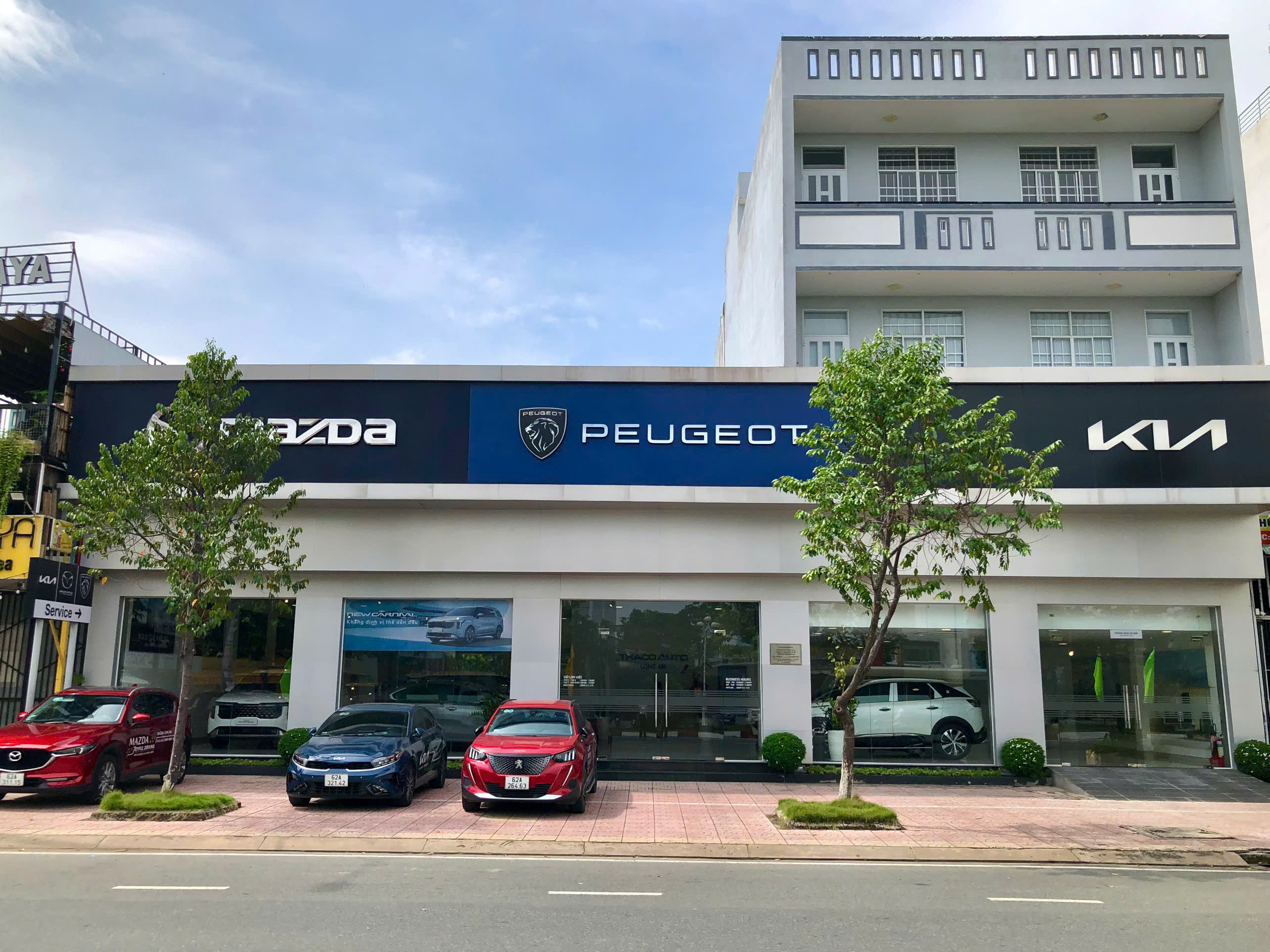 Showroom Kia - Mazda - Peugeot Long An