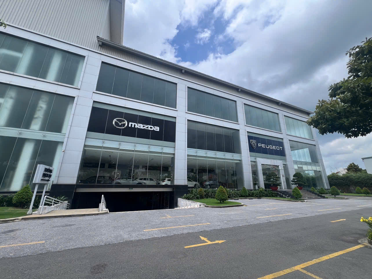 Showroom Kia - Mazda - Peugeot Gò Dầu