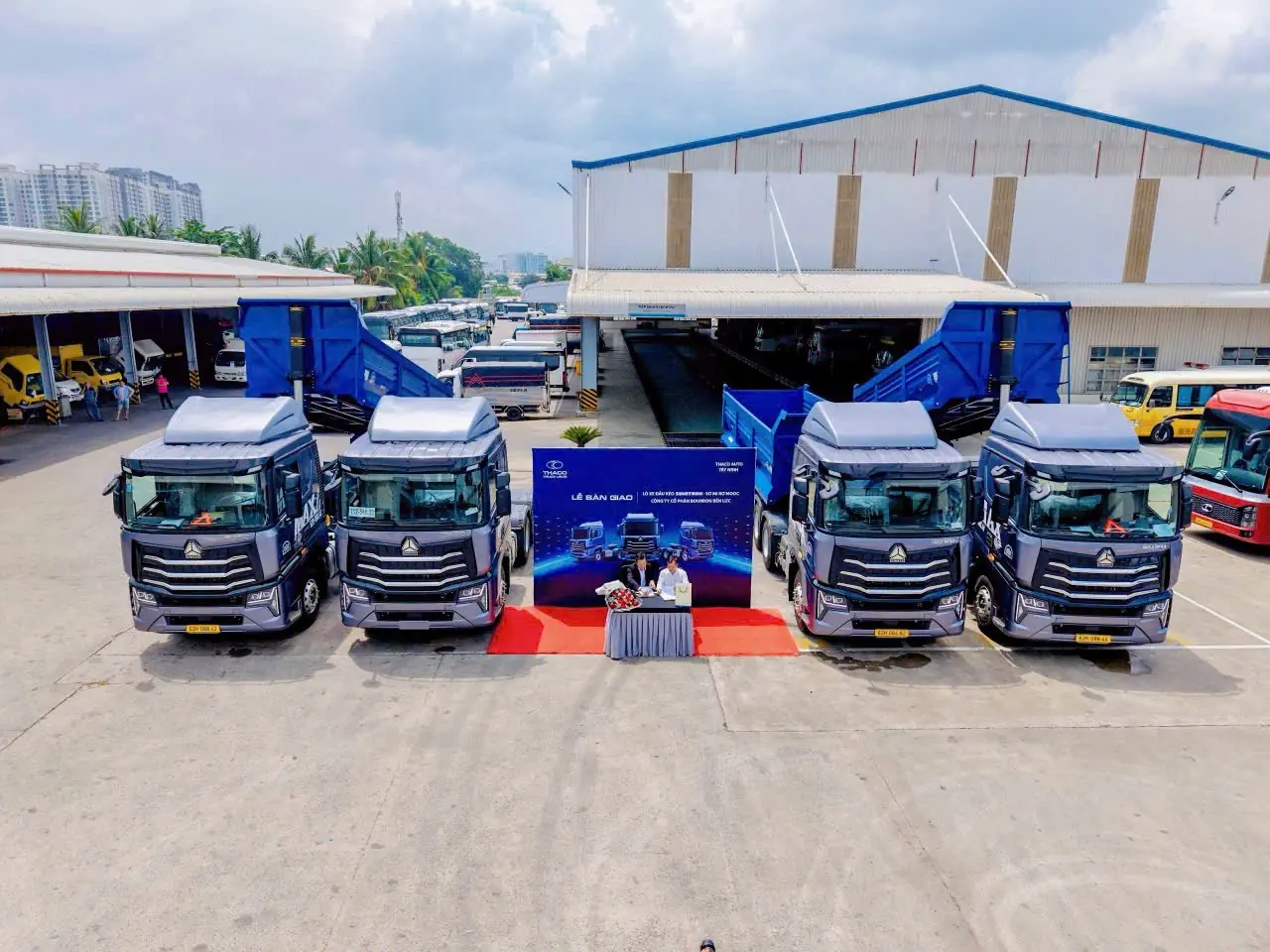 THACO AUTO TÂY NINH BÀN GIAO LÔ XE SINOTRUK 6x4 & RƠ MOOC CHO BOURBON BẾN LỨC